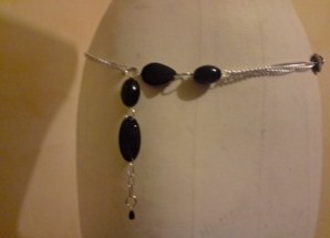 Ceinture-bijou chaîne- perles noires. Zoom côté.