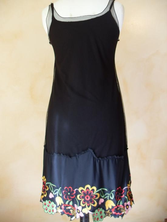 Robe voile noire et dentelle brodée multicolore. Vue de dos.