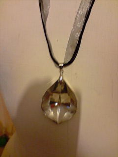 Zoom. Pendentif blanc cristal.