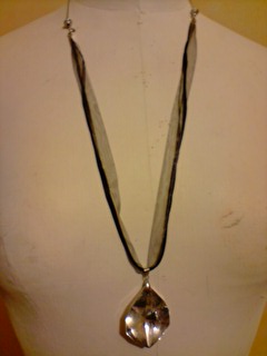 Sautoir ruban et pendentif blanc cristal.