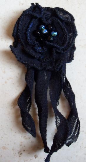 Le haut en voile noir et sa broche-fleur, de Patricia.