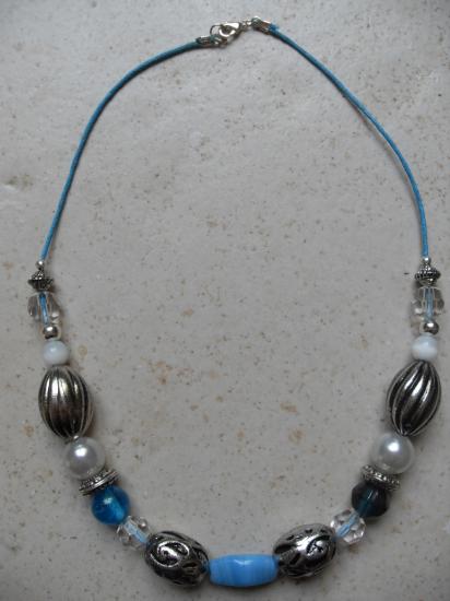Collier perles turquoises et métal.