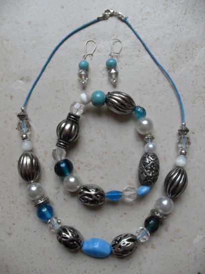 Parure collier, bracelet et boucles d'oreillles.