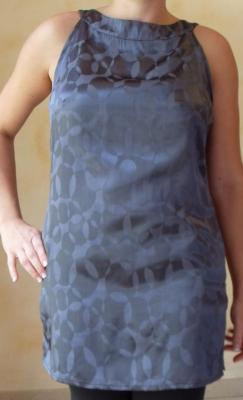 Tunique satinée grise et strass.