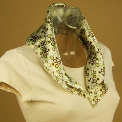 Foulard carré de soie beige et ronds.