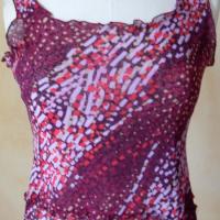Haut en voile lycra imprimé violet et rose. Vue de face.