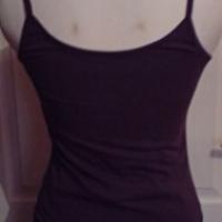 Top avec fines bretelles en coton lycra  violet. Taille L. Vue de dos.