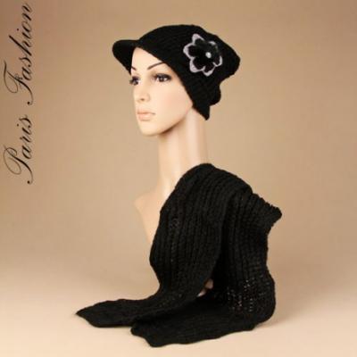 Echarpe laine noire et son bonnet casquette.