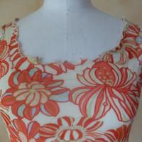 Robe en voile fleurie, zoom decolleté devant