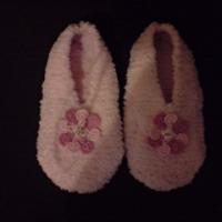 Chaussons rose en laine avec fleurs brodées.