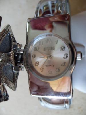 montre fleur bleue. zoom cadran