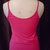 Top avec fines bretelles, et décolleté arrondi, en coton lycra rose fu