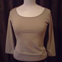 T-shirt stretch beige brodé de perles.