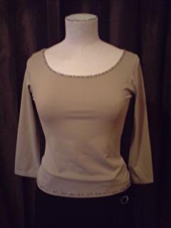 T-shirt stretch beige brodé de perles.