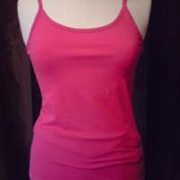 Top avec fines bretelles, et décolleté arrondi, en coton lycra rose fu