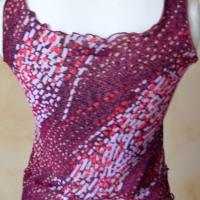 Haut en voile lycra imprimé violet et rose. Vue de dos.