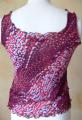 Haut en voile lycra imprimé violet et rose. Vue de dos.