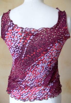 Haut en voile lycra imprimé violet et rose. Vue de dos.
