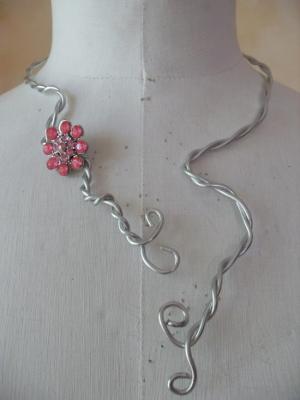 Parure en métal argenté et fleur strass rose.