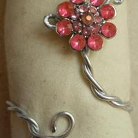 Bracelet acier-fleur strass rose.