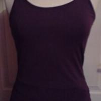 Top avec fines bretelles en coton lycra  violet. Taille L. Vue de face