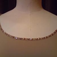 T-shirt stretch beige brodé de perles. zoom sur le col