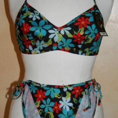 Maillot de bain fleuri, 2 pièces et son paréo.