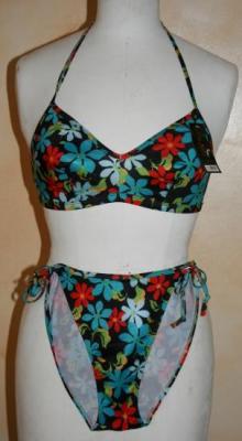 Maillot de bain fleuri, 2 pièces et son paréo.