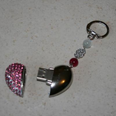 Porte clefs- bijou de sac, clé usb 8 gb, coeur strass rose et perles verre