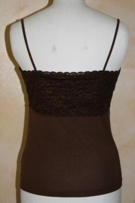 Débardeur marron et dentelle.
