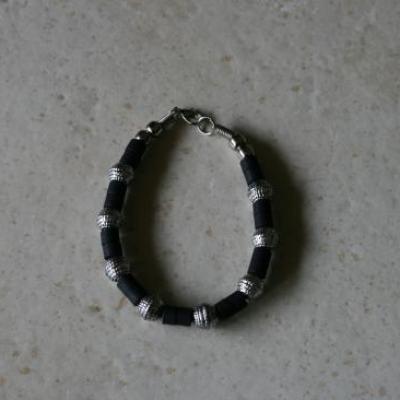 Parure homme noir et métal argenté, collier-bracelet.