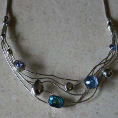 Collier multi-rangs, métal argenté strass et perles bleu.