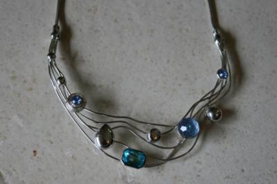 Collier multi-rangs, métal argenté strass et perles bleu.