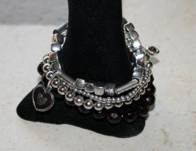 Bracelet multirangs, perles, métal argenté, prune et coeur émail.