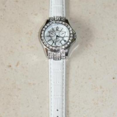 Montre ronde façon croco blanche et strass.