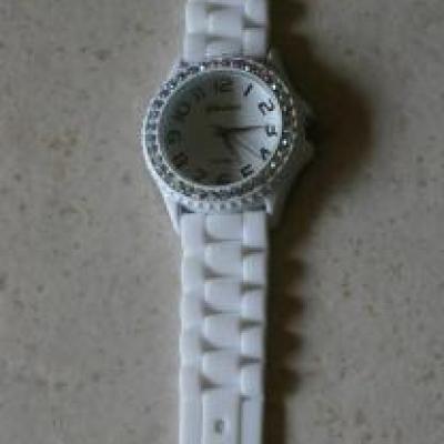 Montre ronde silicone et strass.