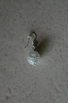 Boucles d'oreilles argent et boules de verre craquelé.