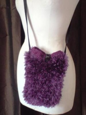 Sac besace, fausse fourrure prune.