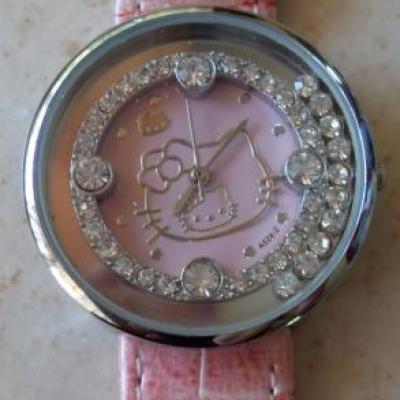 Montre ronde, rose et strass.