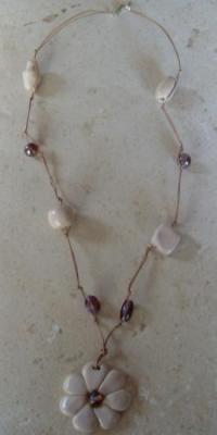 Sautoir cuir, perles, fleur écru et mauve