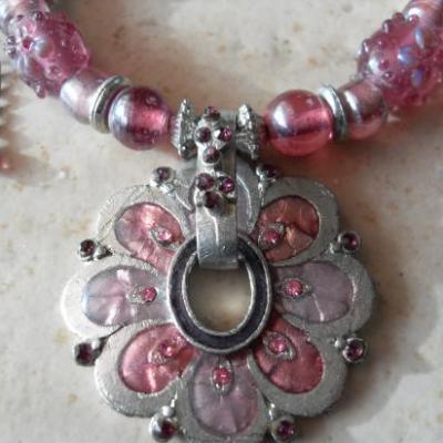 Collier pendentif fleur rose-perles verre