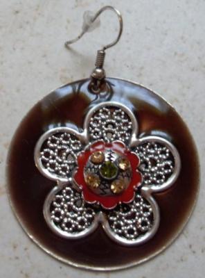 Boucles d'oreilles rondes en émail marron et sa fleur