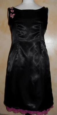 Robe de soirée satinée noire et fleurs roses.