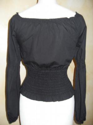 Haut smoké noir, manches bouffantes, brodé de paillettes.