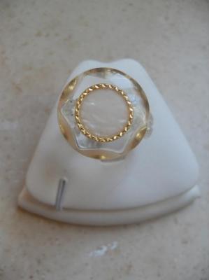 Bague ronde blanche et dorée.