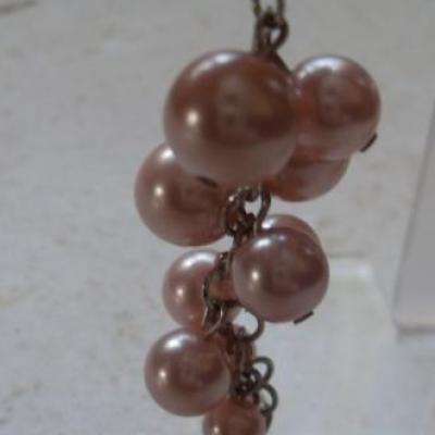 Boucles d'oreilles pendantes  grappe de raisin, rose.