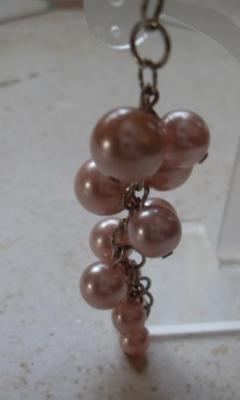Boucles d'oreilles pendantes  grappe de raisin, rose.
