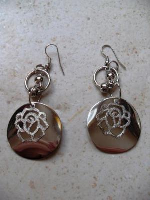 Boucles pendantes rondes et fleur.