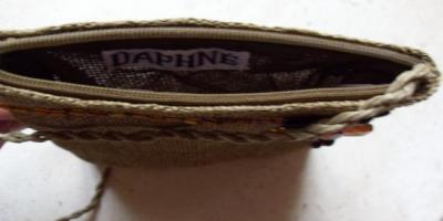 Sac besace en paille marron-fleur orange.