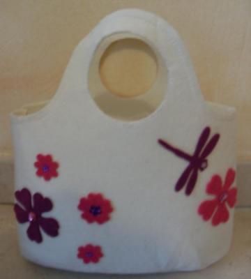 Sac à main blanc, fleurs, libellule et strass.